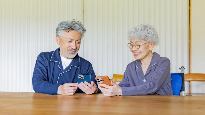 スマートホンを使うシニア夫婦